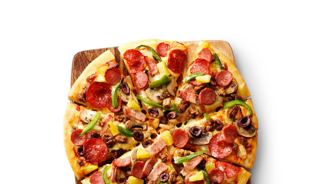 Пицца хат тарко. Пицца в Австралии. Большая пицца треугольник. Пицца в стиле киберпанк. Pizza Hut Казань.